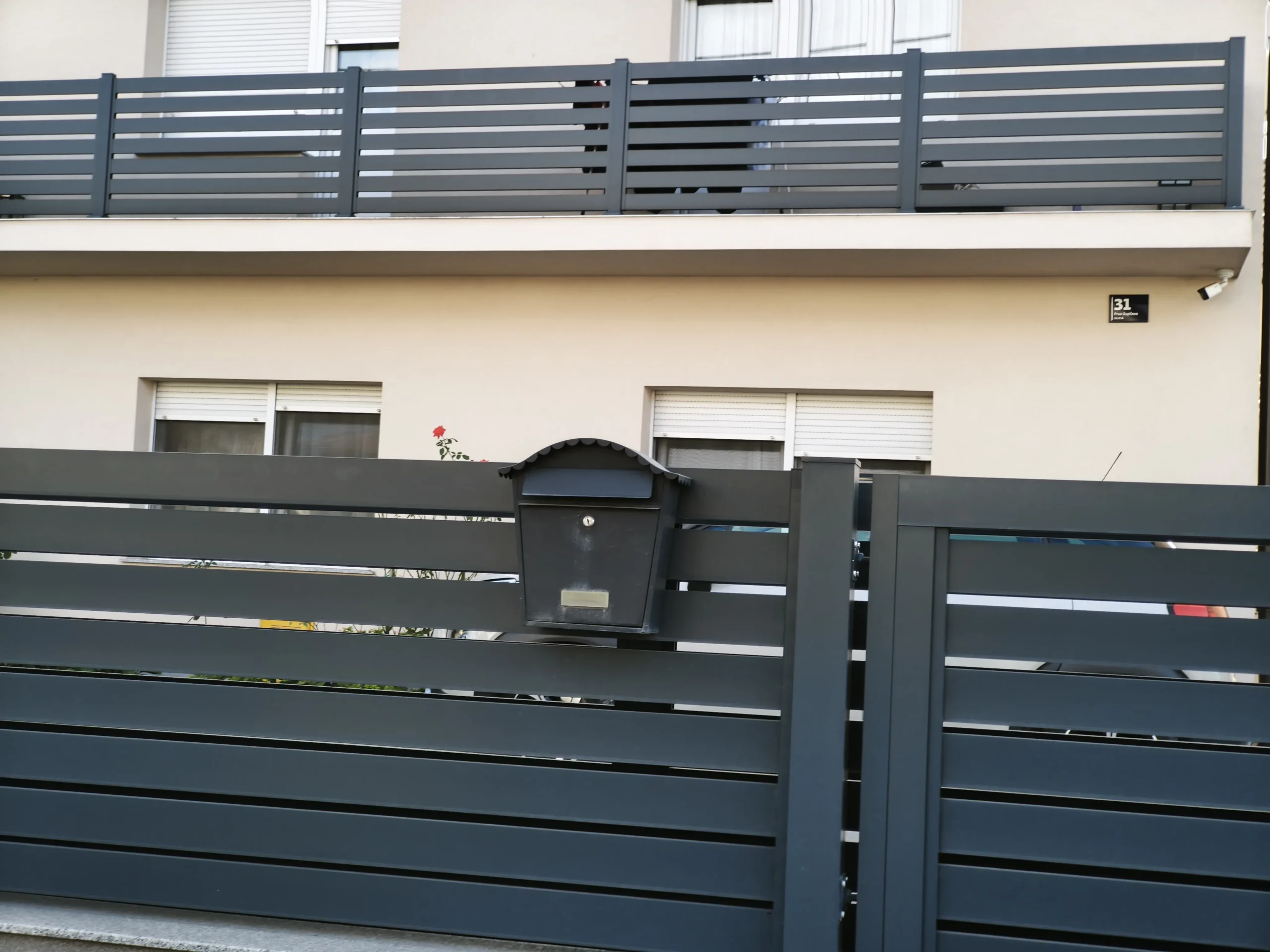 1790773697098 Aluminijska ograda za balkon i dvorište s vodoravnim lamelama u antracit boji